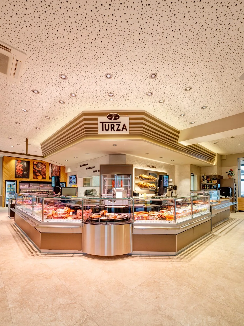 Bedientheke der Fleischerei Turza mit dem TURZA-Pavillon